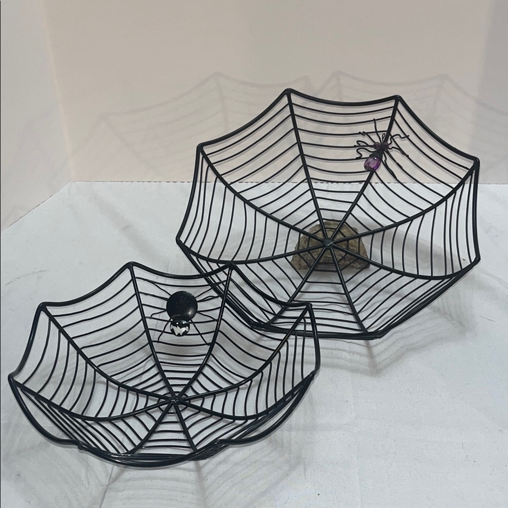 Set of 2 Metal Spiderweb Bowls